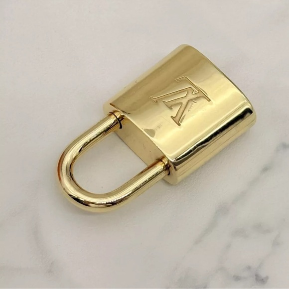 Authentic Louis Vuitton Padlock with Key. - Picture 5 of 11
